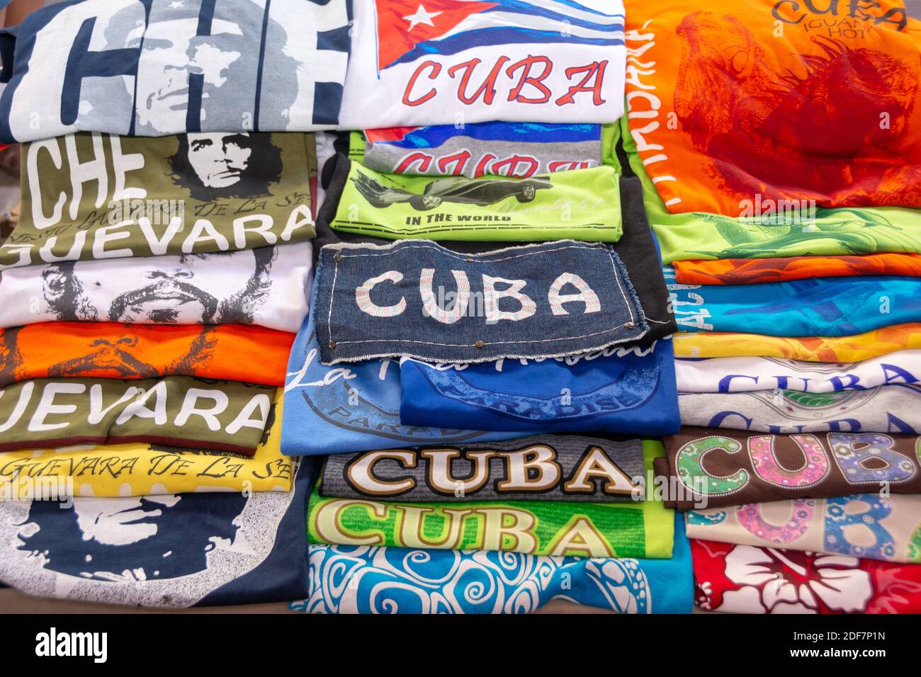 Gruppe kubanischer Souvenirs zum Verkauf in einem Souvenirladen, Havanna, Kuba Stockfoto