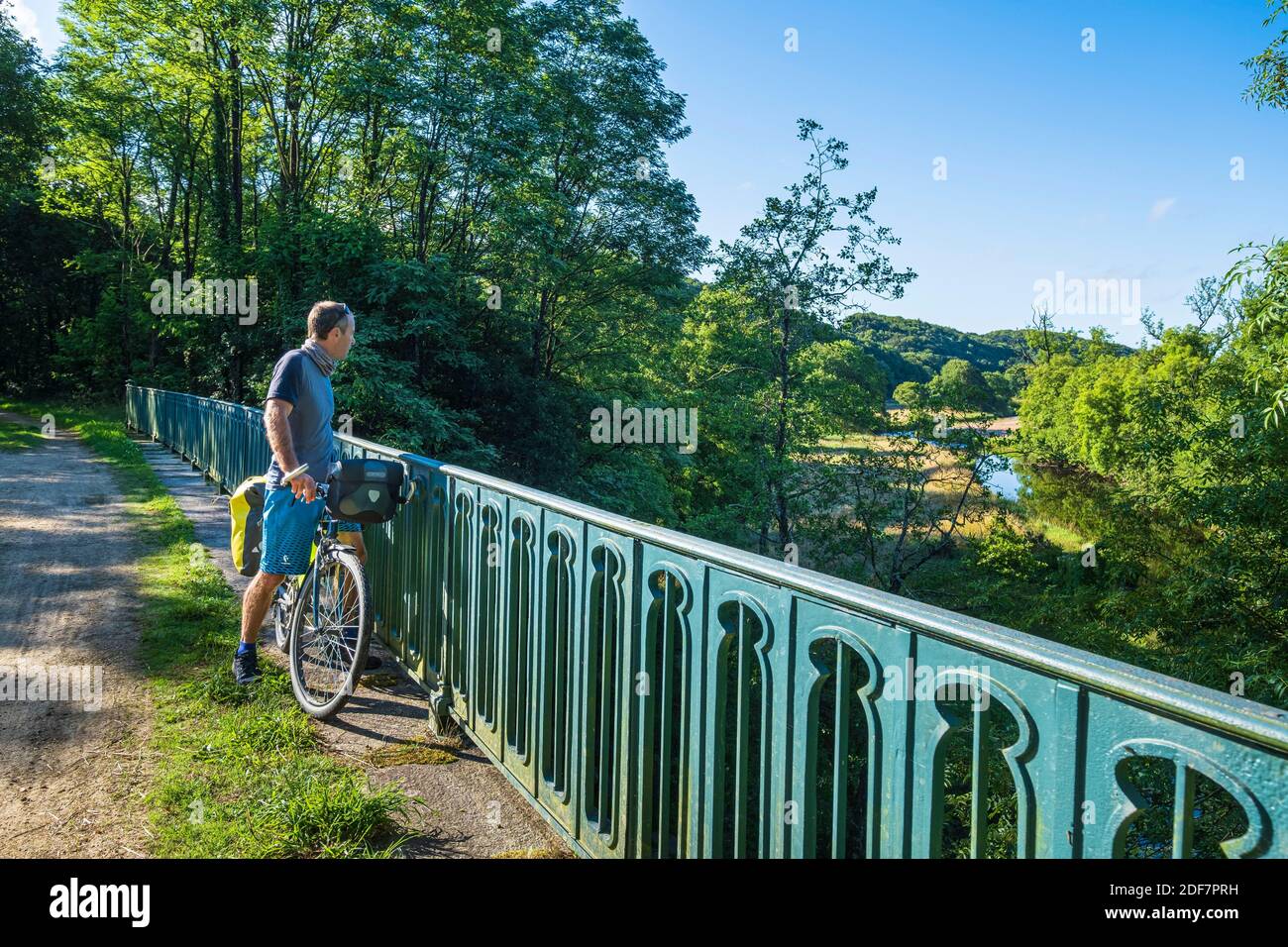 Frankreich, Finistere, Poullaouen, Radtour entlang der Velodyss?e (EuroVelo 1), Blick über die Aulne von der Morlaix-Carhaix Green Lane (MR) Stockfoto