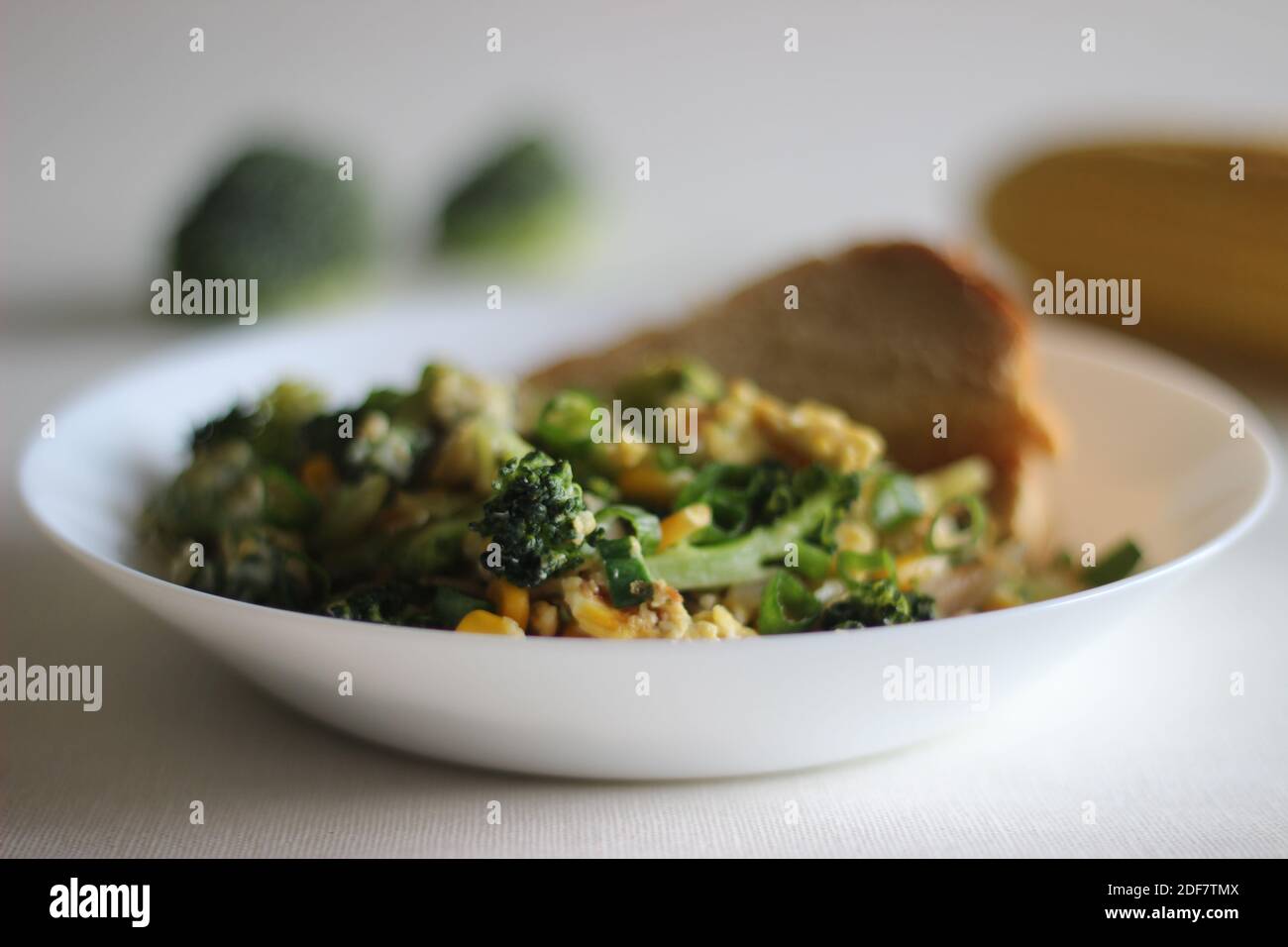 Rührei mit Brokkoli, Mais und Frühlingszwiebeln, ein gesundes Frühstück Stockfoto