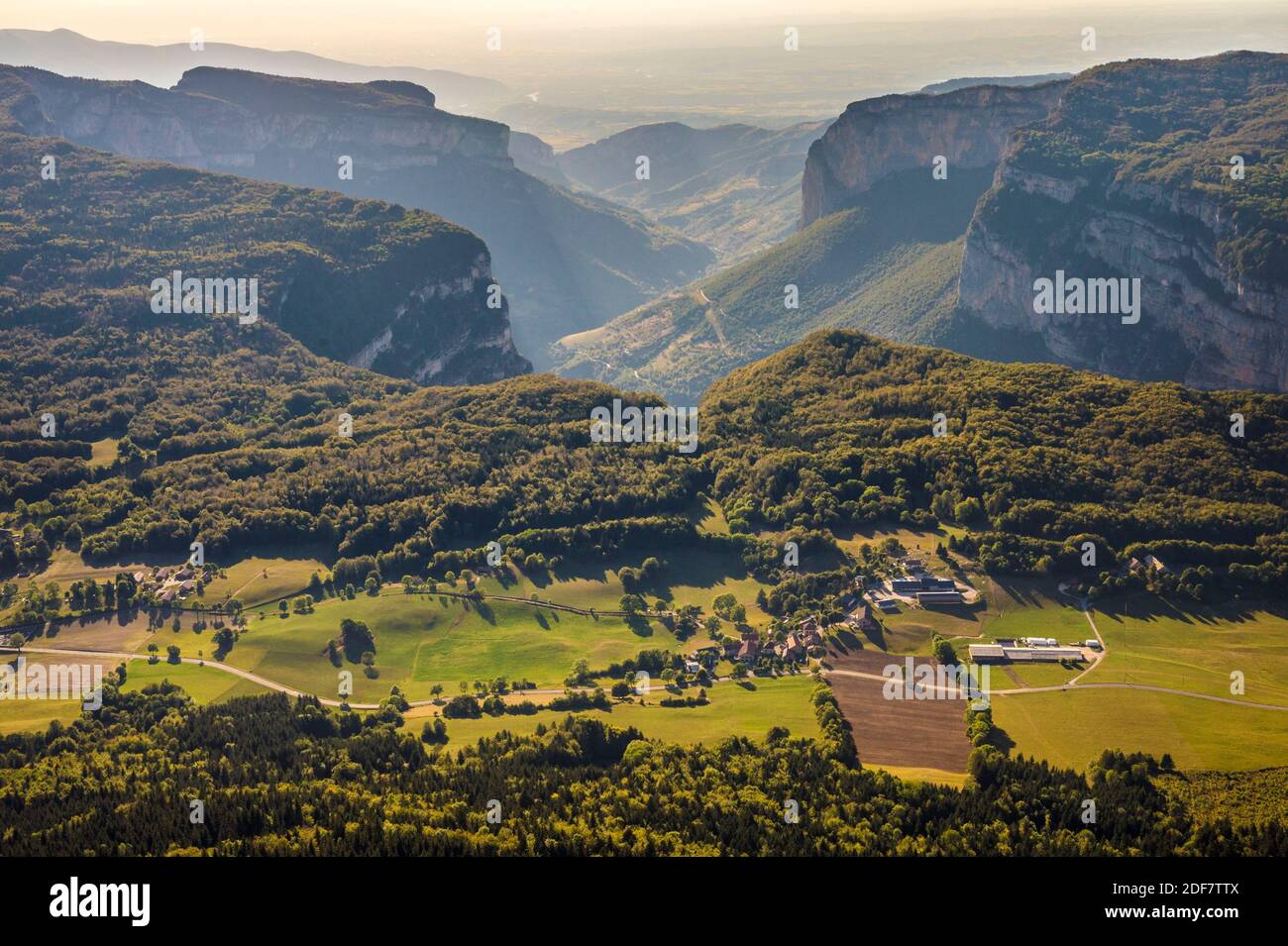 Frankreich, DR?me (26), regionaler Naturpark Vercors, Gleitschirmflug vom Dorf Saint-Martin-en-Vercors (Luftaufnahme) Stockfoto