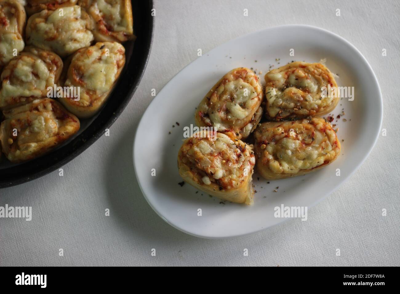 Hausgemachte Mozzarella-Pizzabrötchen Stockfoto