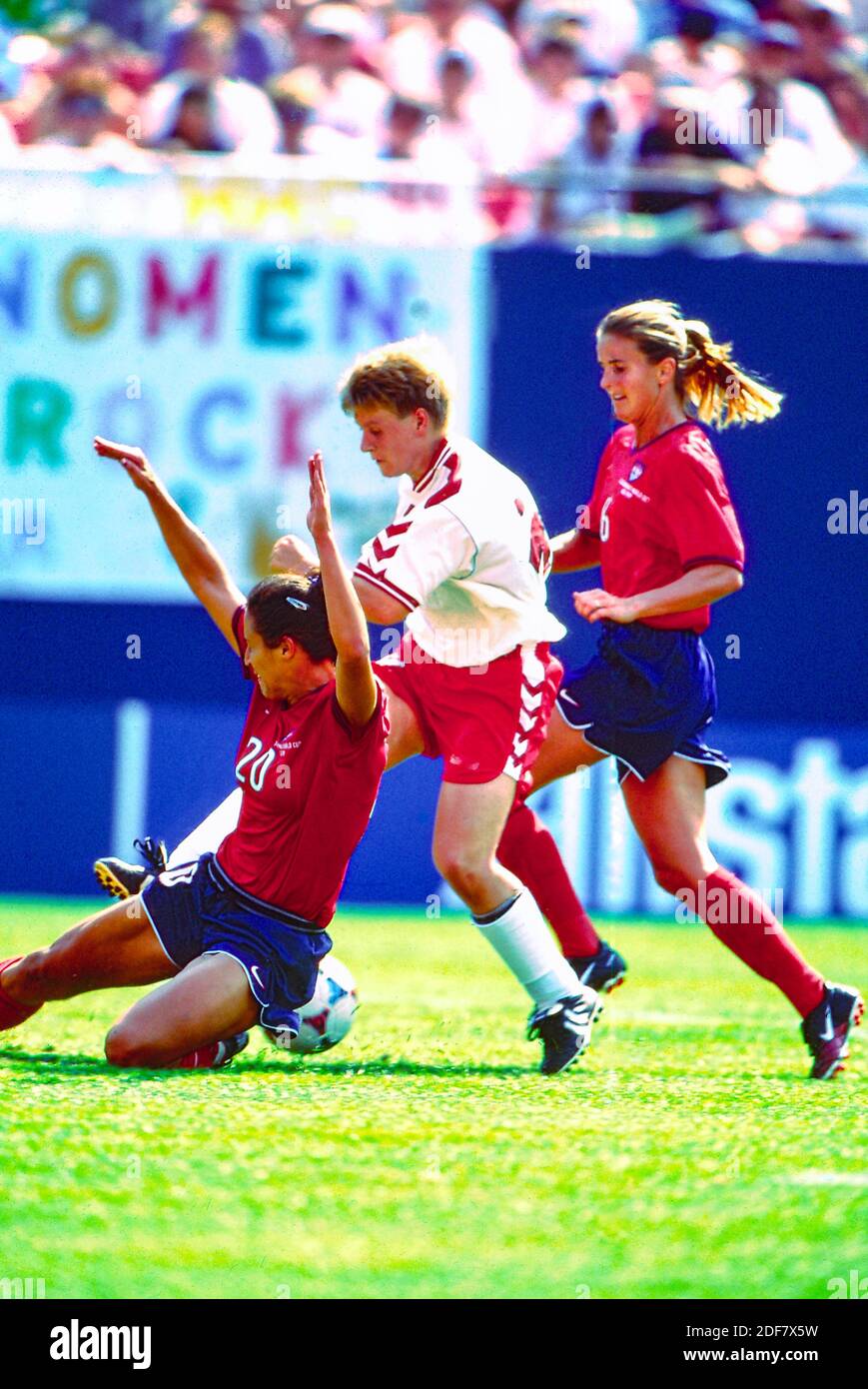 Brandi Chastain (USA) #6 und Kate Sobrero (USA) #20 während des Spiels USA gegen Dänemark bei der Fußball-Weltmeisterschaft der Frauen 1999. Stockfoto