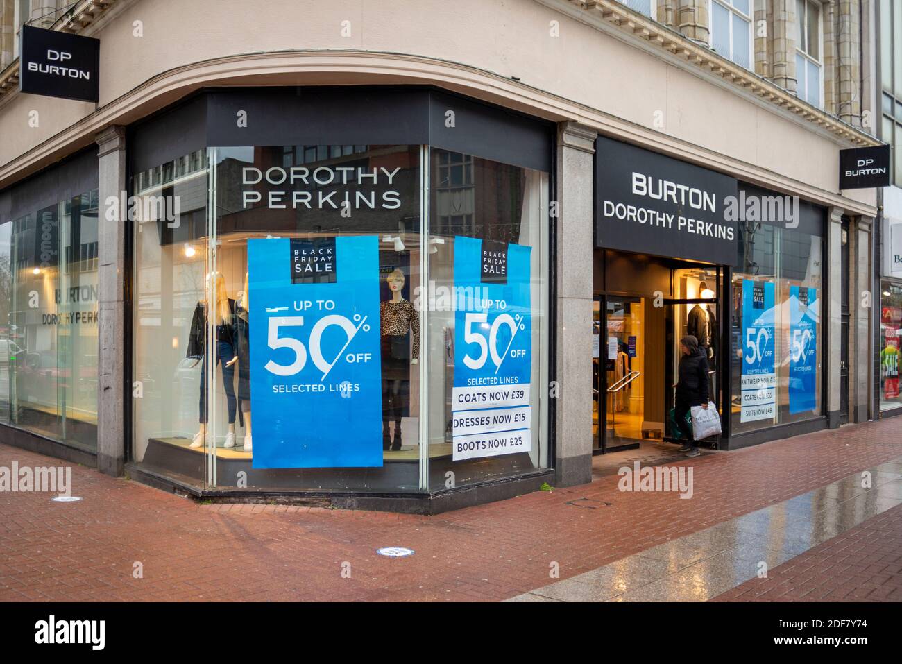 Arcadia Group, Burton, Dorothy Perkins Modegeschäft in High Street, Southend on Sea, Essex, Großbritannien. Zum halben Preis schwarz Freitag Verkauf Zeichen im Fenster Stockfoto