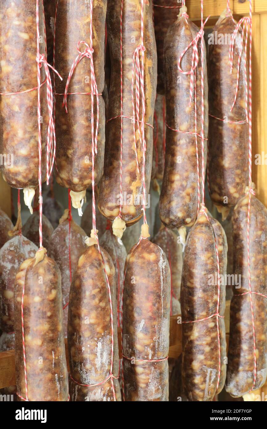Frankreich, Isere, Vercors, Meaudre, La Ferme des Colibris, Würste aus Bio-Rindfleisch im Trockner Stockfoto