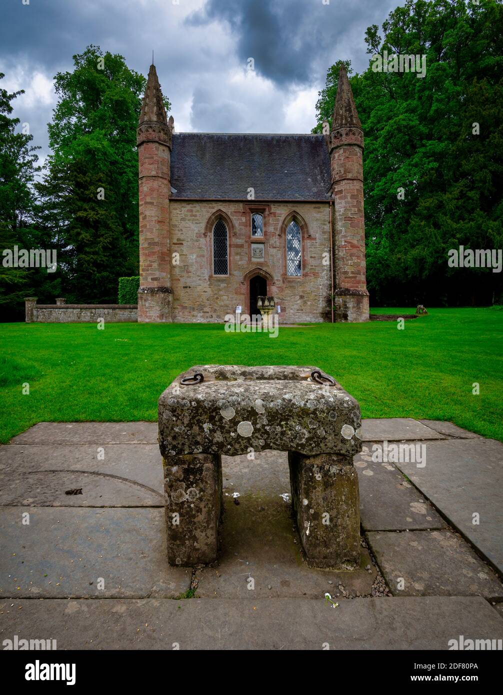 Der Stein von Scone vor der Kapelle auf Moot Hill, Scone Palace, Perth, Schottland, Großbritannien Stockfoto