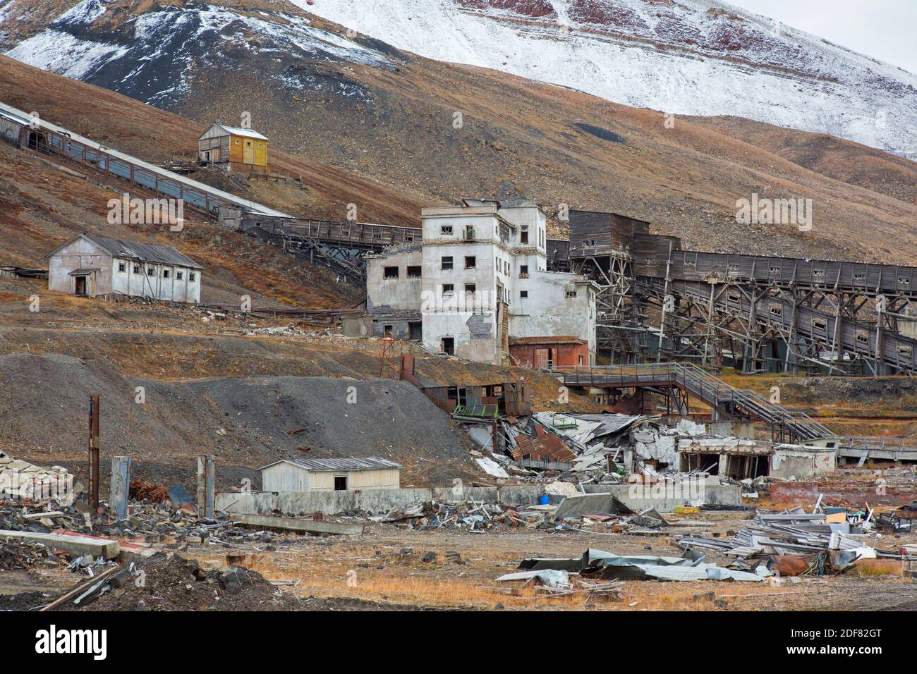 Verlassene Bergbaugebäude in Pyramiden, verlassene sowjetische Kohlensiedlung auf Spitzbergen Stockfoto