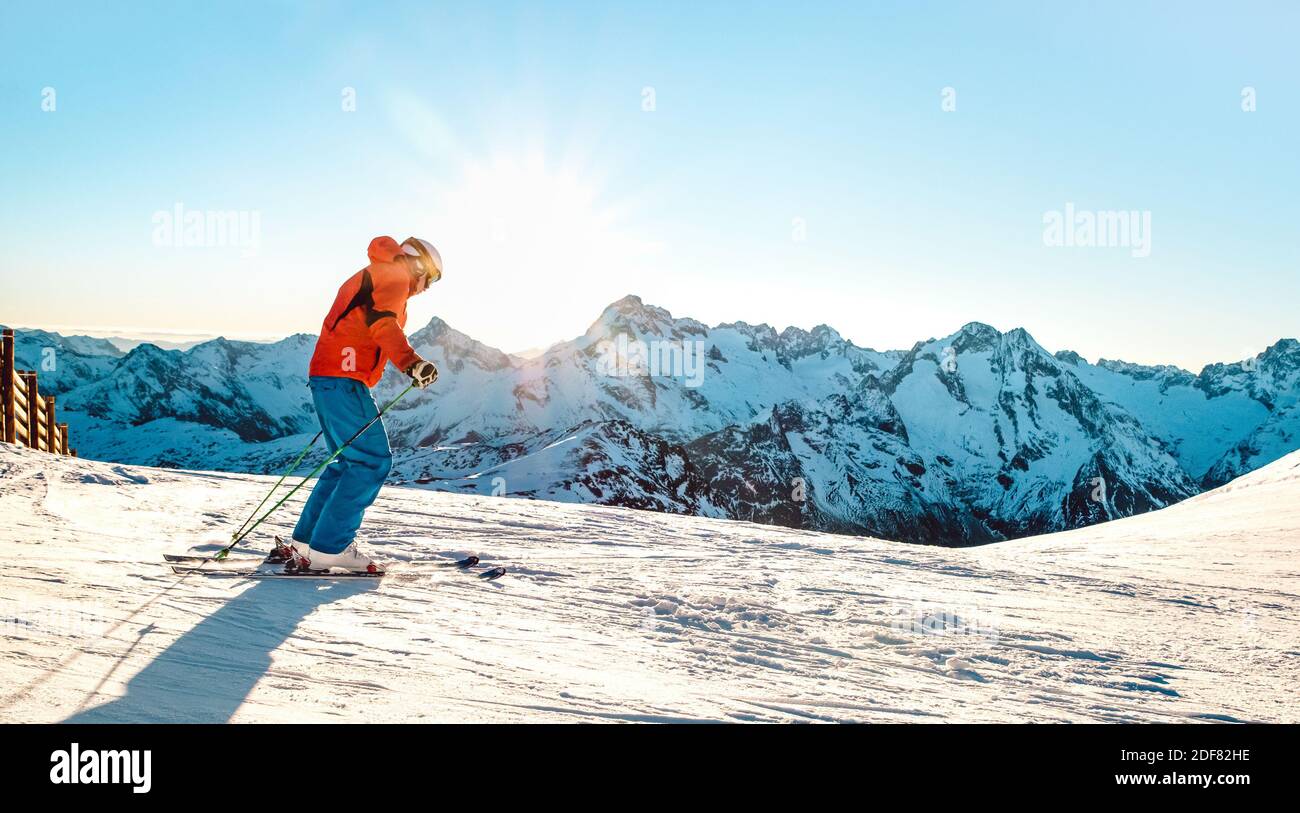 Professionelle Skifahrer Athleten Skifahren bei Sonnenuntergang auf Französisch alps - Winterurlaub und Sportkonzept mit Abenteuerlustige Auf Bergskigebiet Stockfoto