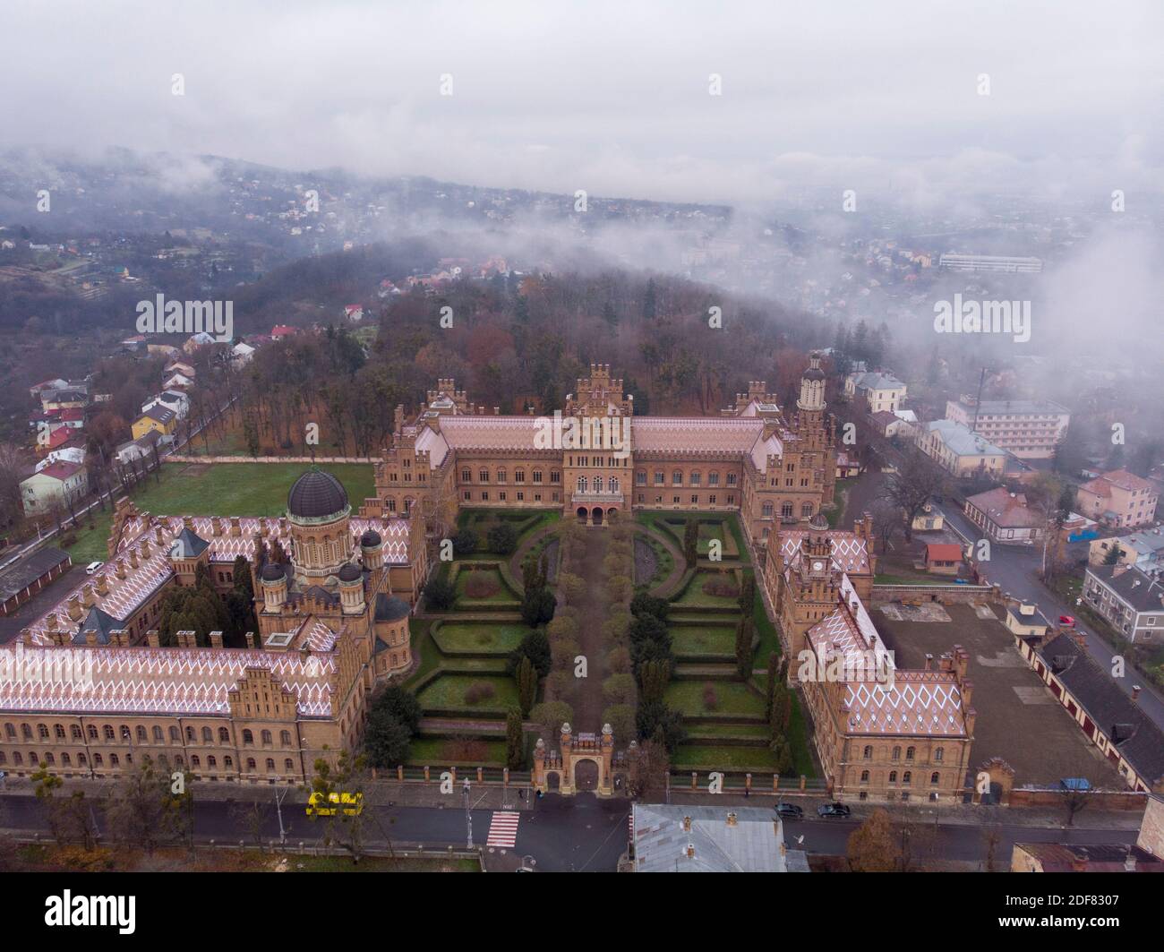 Luftaufnahme der Czernivtsi Universität im Spater Autumn in Moody Nebliges Wetter Stockfoto