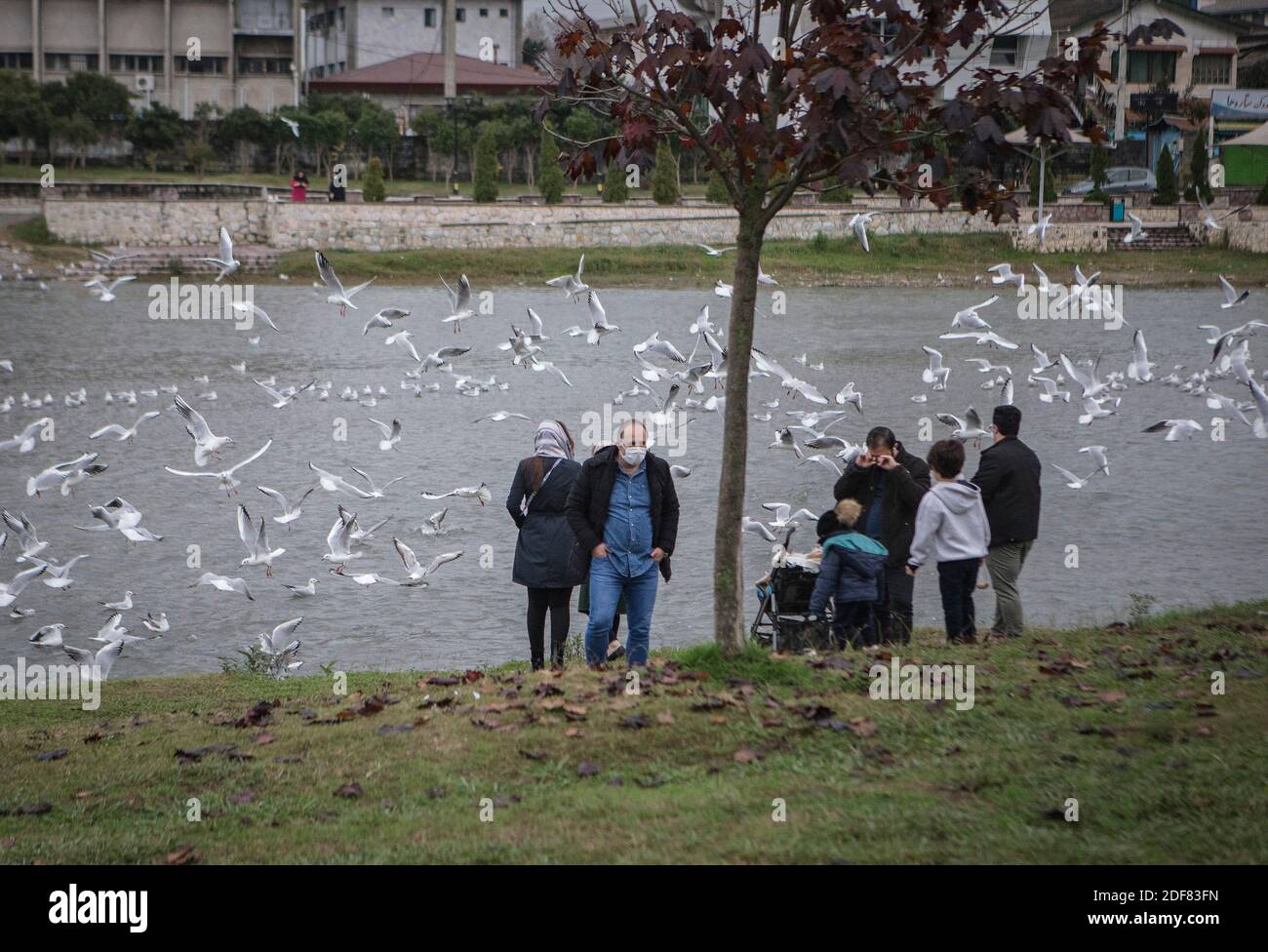 (201203) -- TONEKABON, 3. Dezember 2020 (Xinhua) -- EIN Mann mit Gesichtsmaske wird an einem Fluss in Tonekabon, Iran, am 3. Dezember 2020 gesehen. Der Iran berichtete am Donnerstag 13,922 neue COVID-19 Fälle in den letzten 24 Stunden, womit die Zahl der Infektionen im Land auf 1,003,494 zurückging. (Foto von Ahmad Halabisaz/Xinhua) Stockfoto