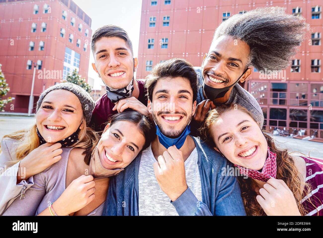 Multirassische Freunde, die Selfie mit geöffneter Gesichtsmaske am College machen campus - Happy Friendship Konzept mit jungen Studenten Spaß haben Gemeinsam Stockfoto