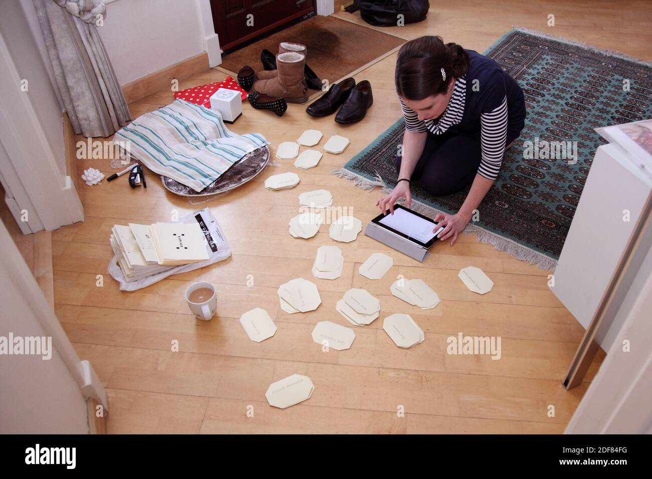 Frau organisiert und plant oder überarbeitet. Karteikarten zu Produktivität, Organisation und Revision. Stockfoto