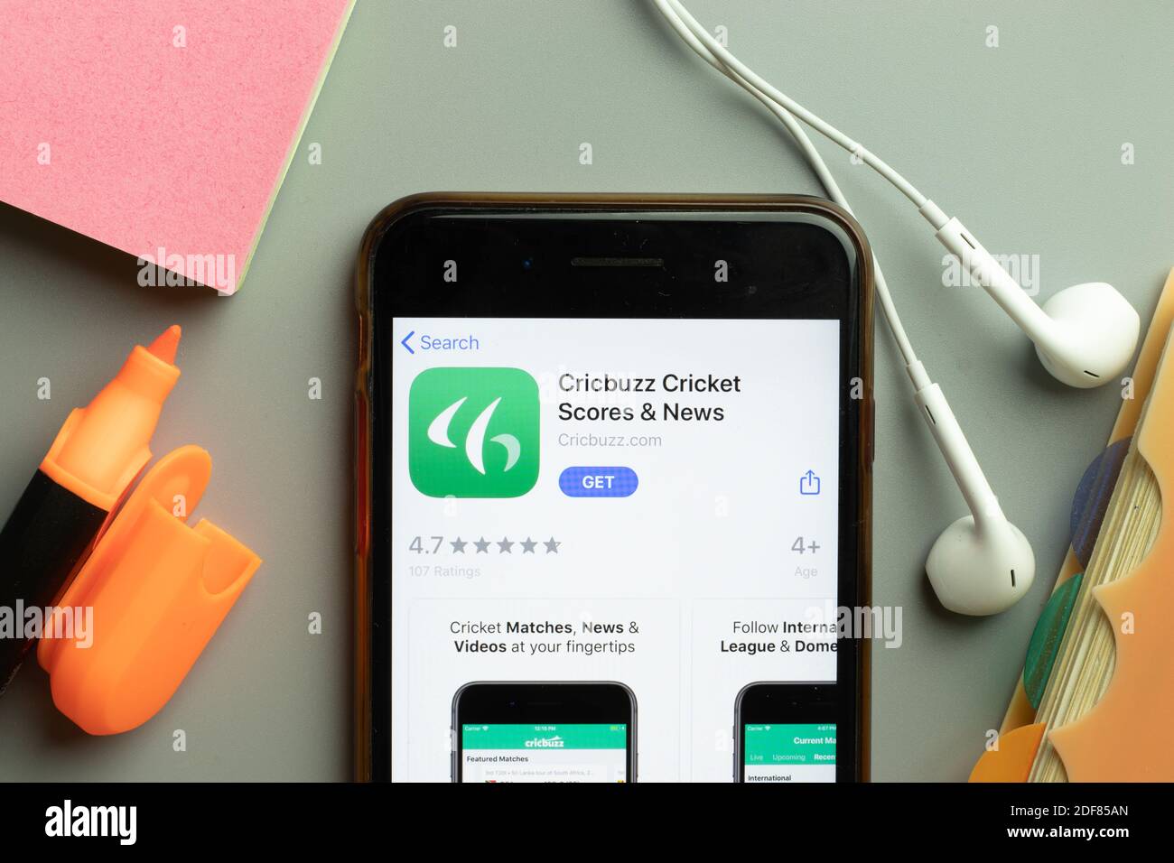 New York, USA - 1. Dezember 2020: Cricbuzz Cricket Scores mobile App-Symbol auf dem Telefonbildschirm Draufsicht, illustrative Editorial. Stockfoto