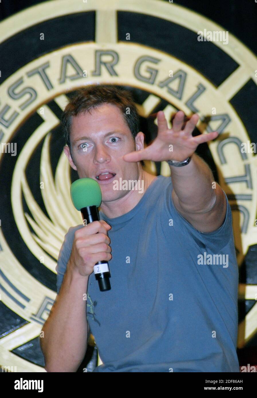 Tahmoh Penikett kanadischer Fernsehschauspieler, bekannt für die Science-Fiction-Show Battlestar Galactica, hier bei London Film und Comic Con, die Fans unterhalten Stockfoto