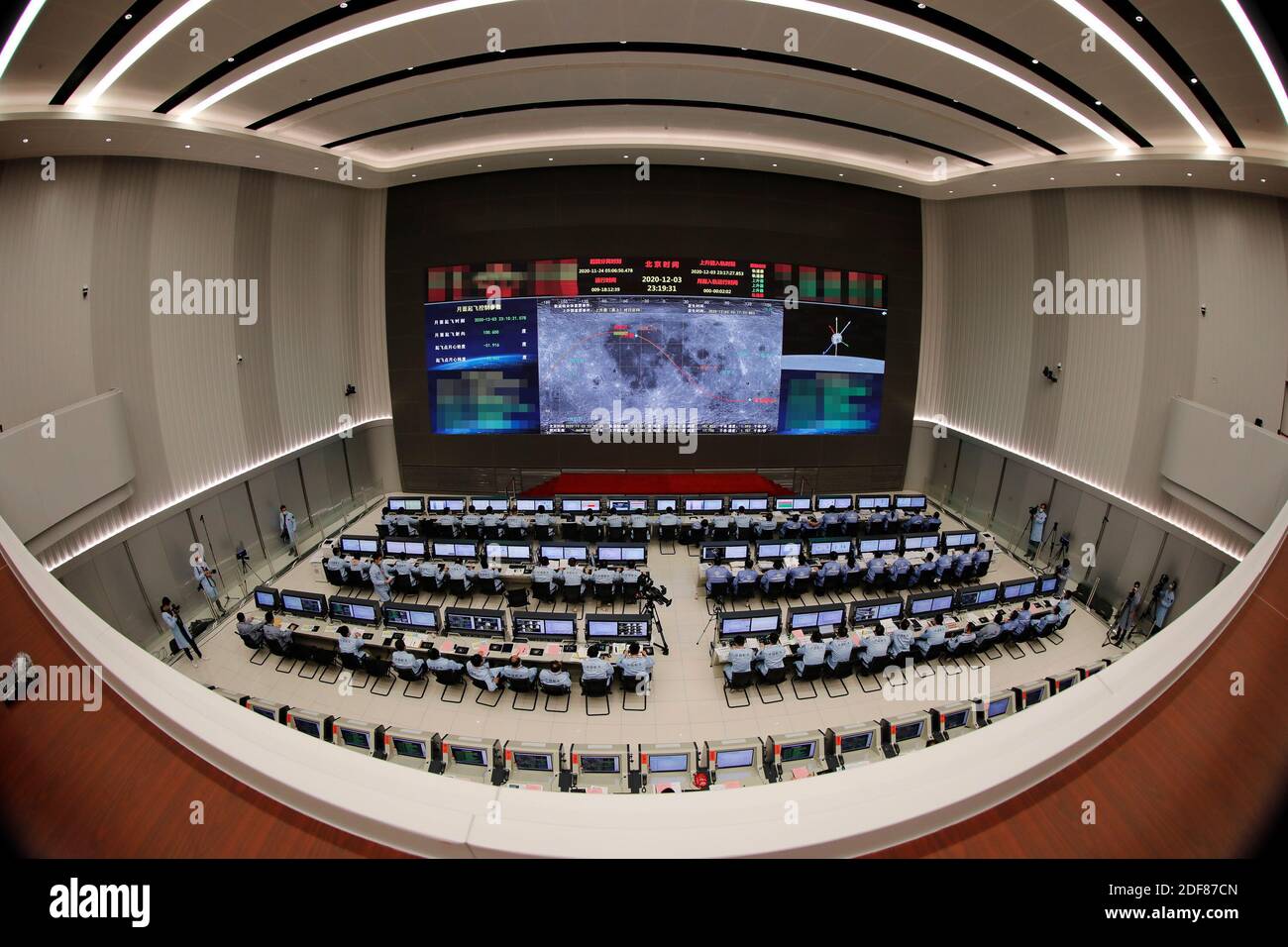 Peking, China. Dezember 2020. Das Foto vom 3. Dezember 2020 zeigt einen Blick auf die Kommandohalle des Beijing Aerospace Control Center (BACC). Chinas Chang'e-5-Raumschiff, das die ersten Mondproben des Landes trägt, wurde am späten Donnerstag vom Mond abgestrahlt, teilte die China National Space Administration (CNSA) mit. Dies war das erste chinesische Raumschiff, das von einem außerirdischen Körper abheben wurde. (CNSA/Handout via Xinhua) Quelle: Xinhua/Alamy Live News Stockfoto