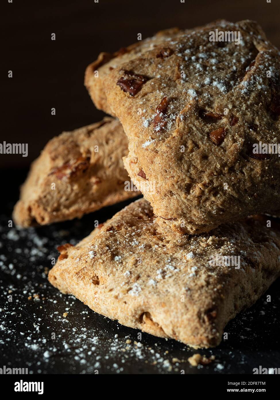 Drei süße Brotkuchen auf schwarzem Hintergrund, typisch süß in einigen Gebieten Spaniens, die im Herbst gemacht wird Stockfoto
