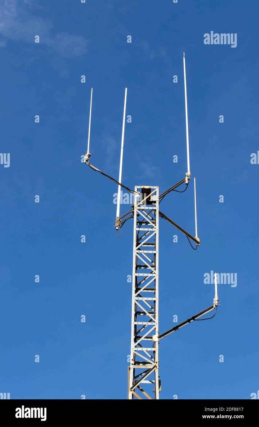 Fernmeldettennen am Metallmast. Kommunikationsgeräte auf dem mobilen Turm. Stockfoto