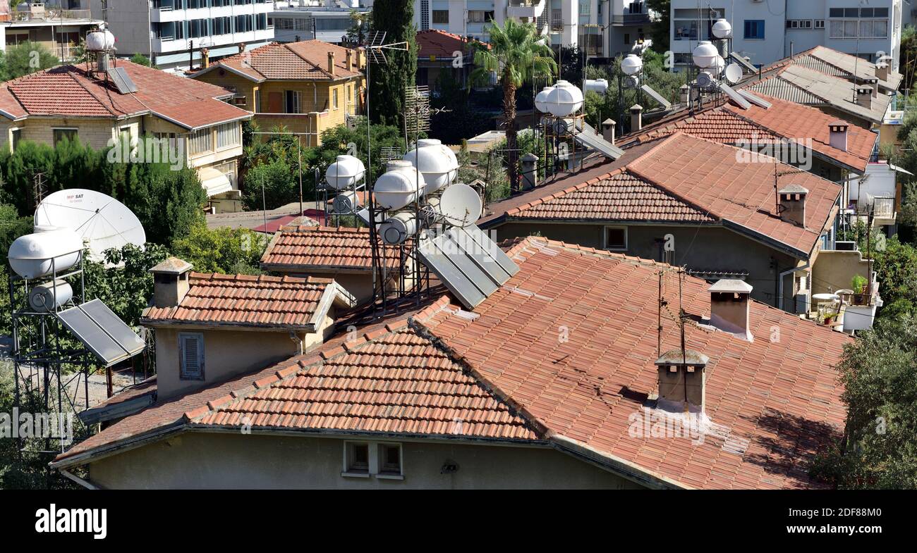 Dächer mit solarthermischen Wasser Heizplatten und Zylinder für grüne Energie, Nicosia, Südzypern Stockfoto