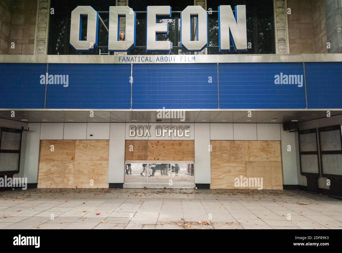 Die Kasse und der Eingang zum ehemaligen Kensington Odeon an der Kensington High Street, London, Großbritannien Stockfoto