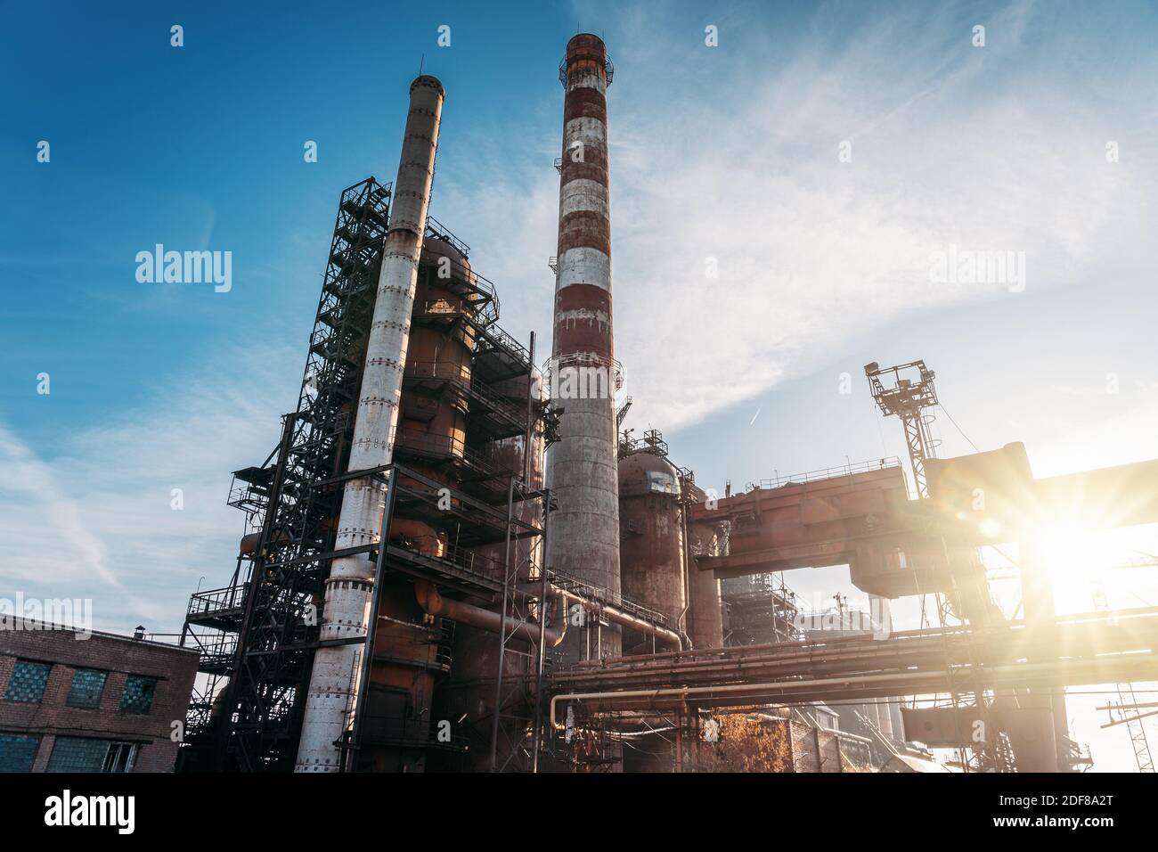 Großer Hochofen, Schwermetallurgie, industrielle Metallproduktion, industrielle Landschaft. Stockfoto