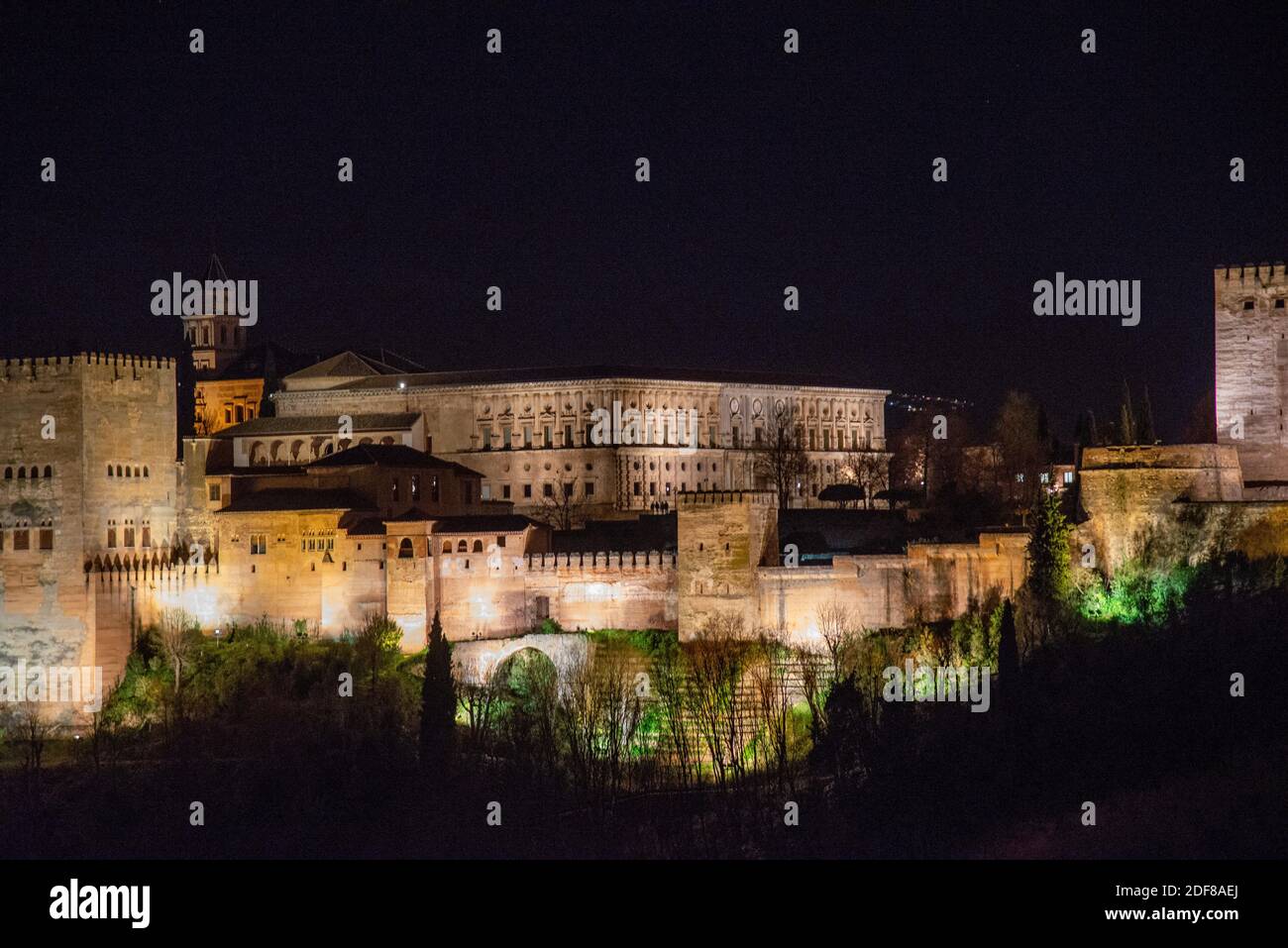 Alhambra bei Nacht in Granada, Spanien Stockfoto