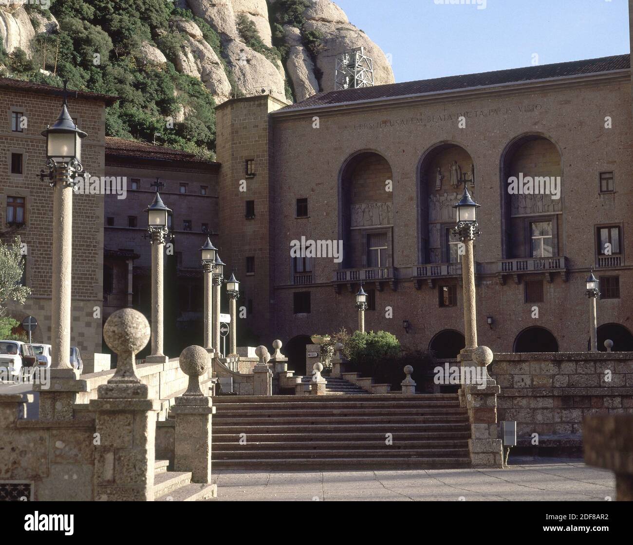 FAROLAS Y ESCALERAS DE LA ESPLANADA DEL MONASTERIO - FOTO AÑOS 80. ORT: MONASTERIO DE SANTA MARIA DE MONTSERRAT. MONTSERRAT. Barcelona. SPANIEN. Stockfoto