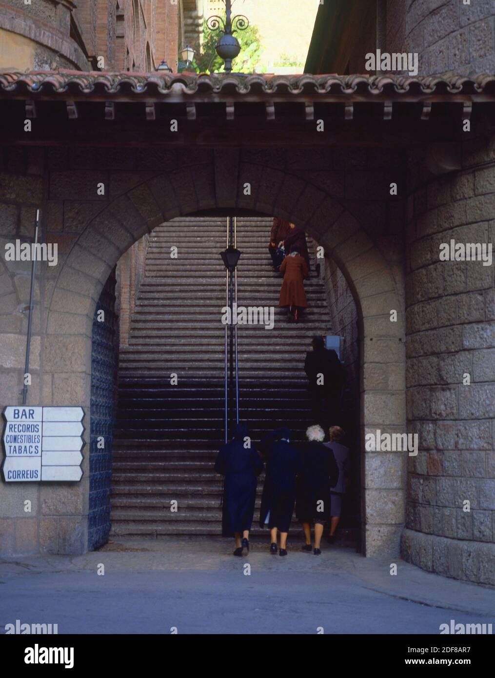 ESCALERA DE ACCESO A LA ESPLANADA DEL MONASTERIO - FOTO AÑOS 80. ORT: MONASTERIO DE SANTA MARIA DE MONTSERRAT. MONTSERRAT. Barcelona. SPANIEN. Stockfoto