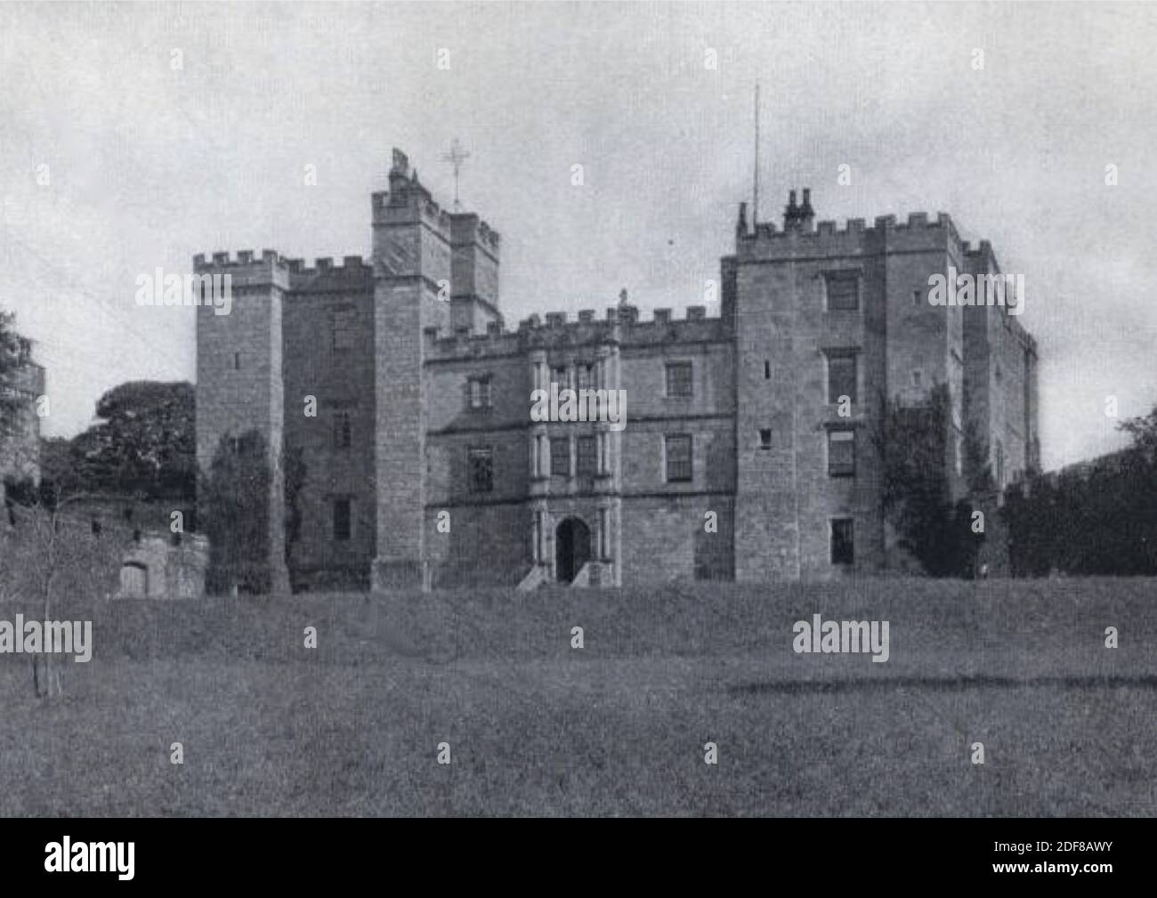 Antikes Vintage-Foto von Chilingham Castle in Northumberland, England. Angeblich von sechs Geistern heimgesucht und als die am meisten heimgesucht Burg der Welt. Stockfoto