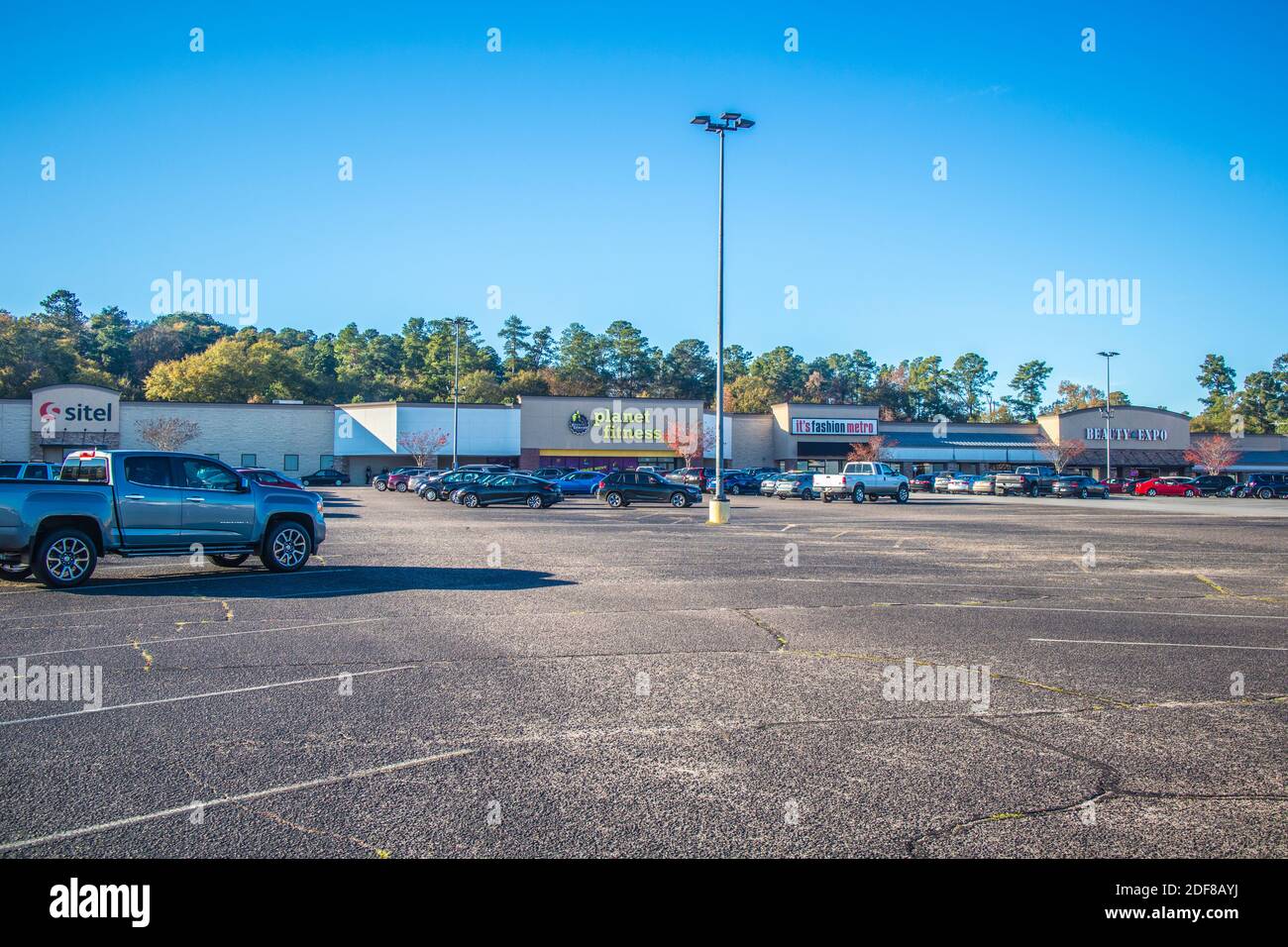 Augusta, GA USA - 12 02 20: Shopping Plaza Planet Fitness sitel Beauty Store Autos viel Stockfoto