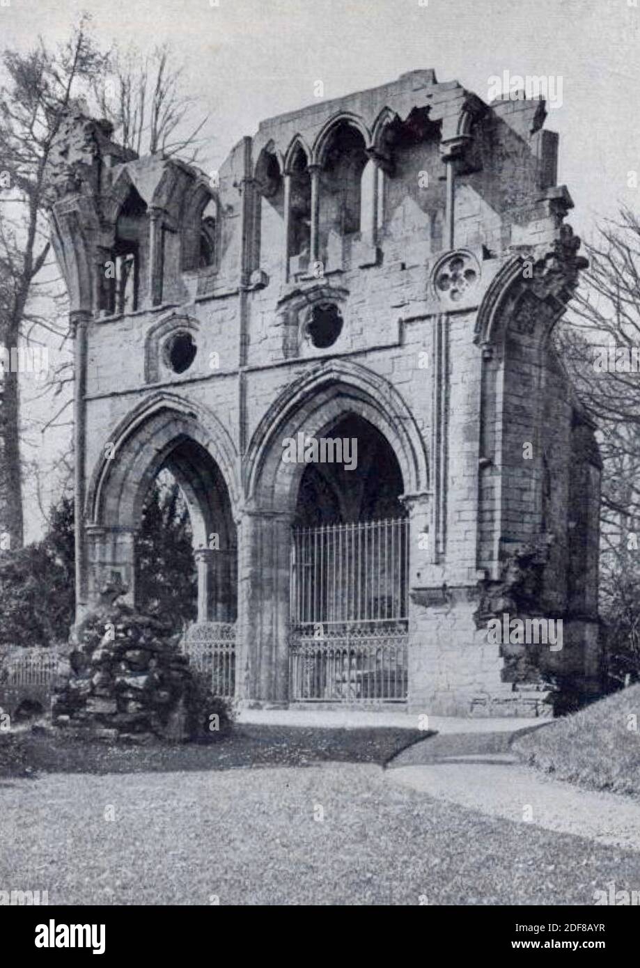 Antikes Vintage-Foto der letzten Ruhestätte des großen schottischen Schriftstellers Sir Walter Scott. Sein Grab befindet sich in Dryburgh Abbey, Melrose, Schottland. Stockfoto