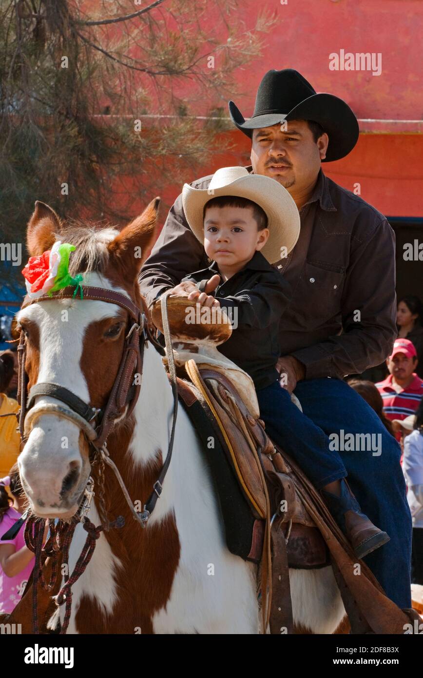 CABALLEROS oder mexikanische Cowboys, Jung und Alt, fahren in die Stadt, um das Fest der JUNGFRAU VON GUADALUPE zu feiern - LOS RODRIGUEZ, GUANAJUATO, MEXI Stockfoto