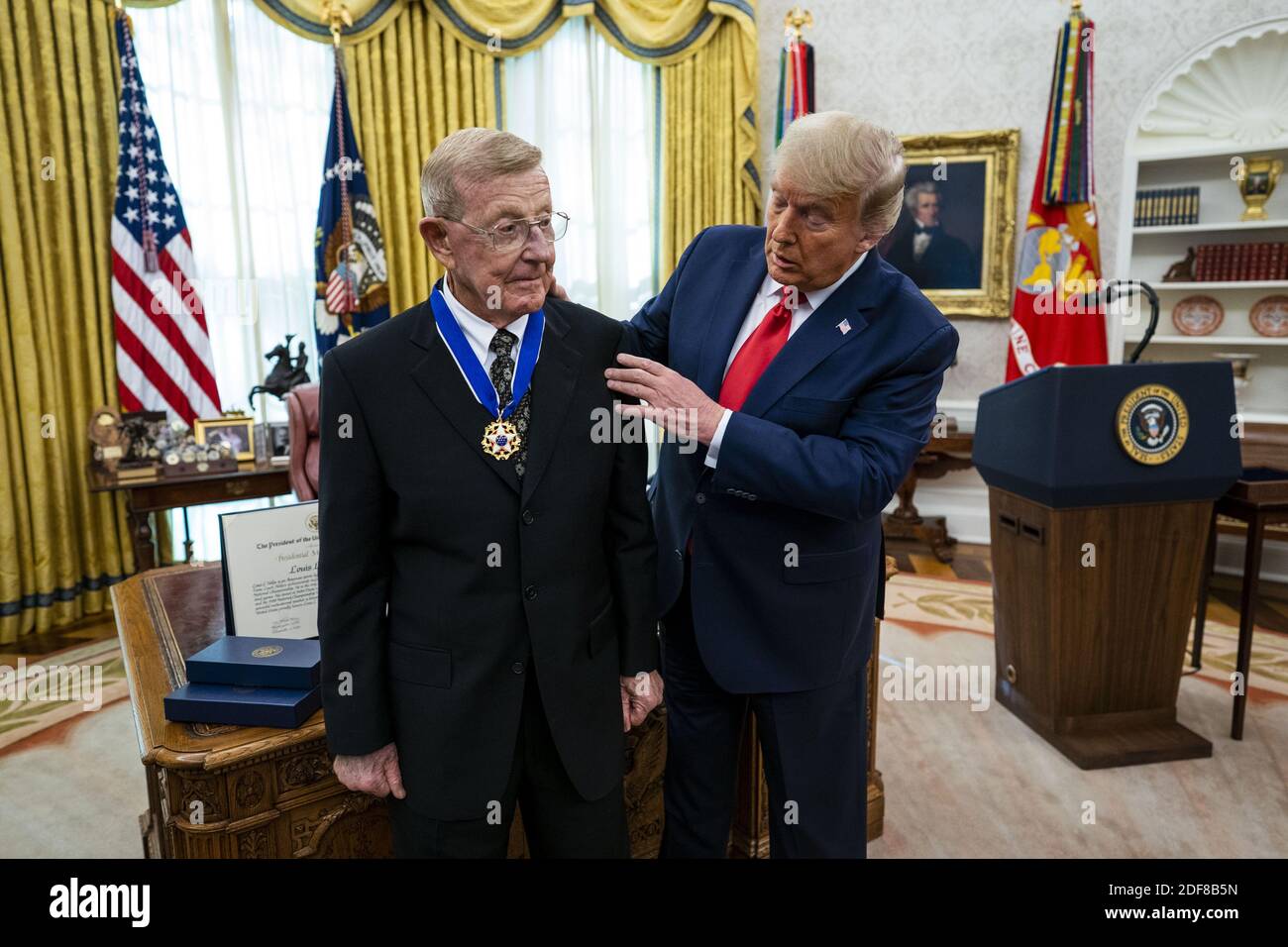 Washington, Usa. Dezember 2020. Präsident Donald Trump überreicht Lou Holtz am Donnerstag, den 3. Dezember 2020, im Oval Office im Weißen Haus in Washington, DC die Medaille der Freiheit. Pool Foto von Doug Mills/UPI Kredit: UPI/Alamy Live Nachrichten Stockfoto