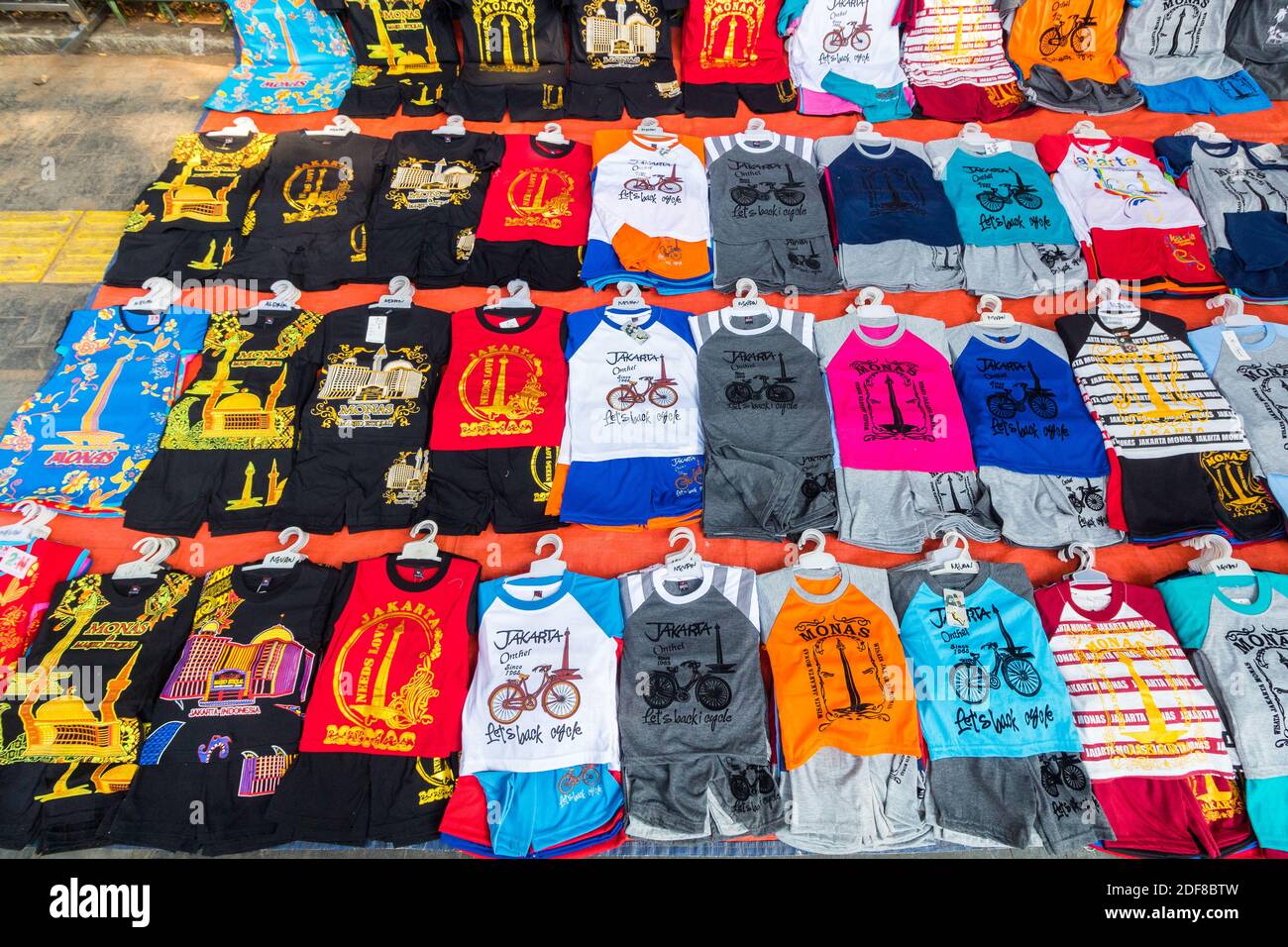 Verschiedene Arten von Hemden, die in einem Hemdladen in Jakarta, Indonesien, verkauft werden Stockfoto
