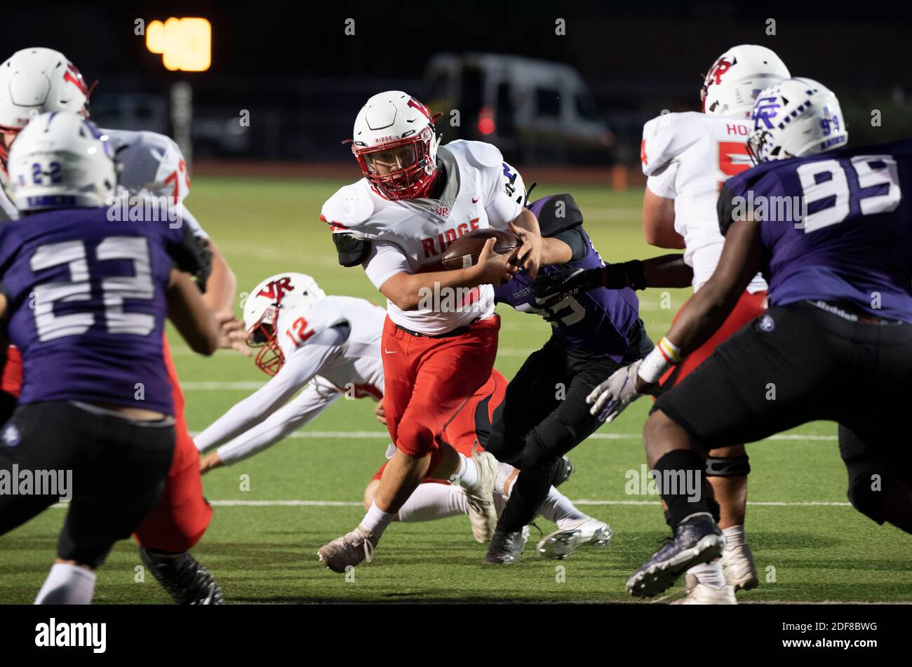 Alex Berndlmaier (22) von Cedar Park Vista Ridge (weiß) als die Rangers einen entscheidenden Sieg über Round Rock Cedar Ridge (blau) in einem District 25 6A High School Fußballspiel im Dragon Stadium in Round Rock. Vista Ridge gewann, 38-24. Stockfoto