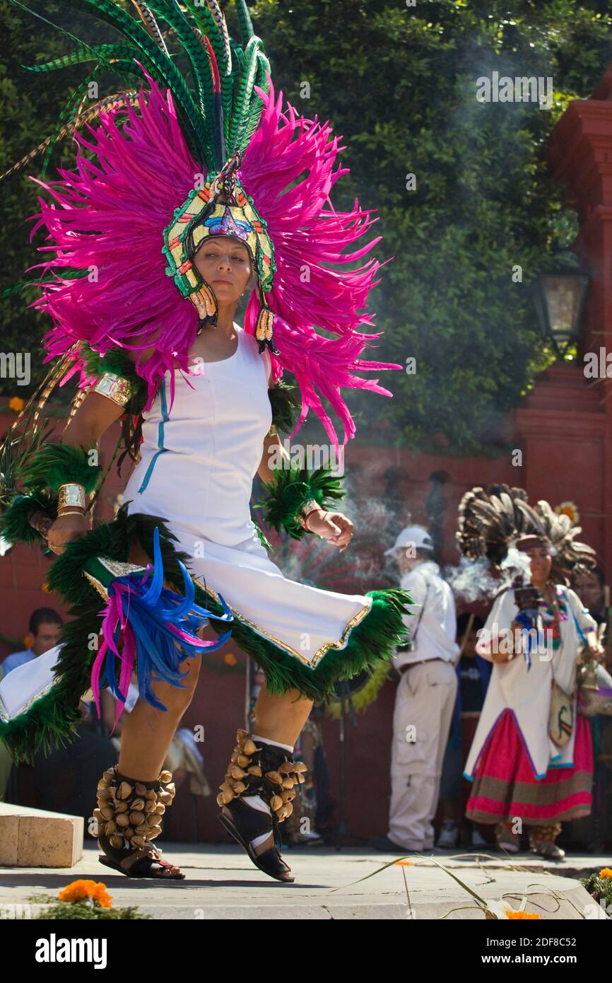 Tanzgruppen kommen aus allen Teilen Mexikos und repräsentieren ihre Region bei der jährlichen PARADE ZUM UNABHÄNGIGKEITSTAG im September - SAN MIGUEL DE ALLENDE, MEXI Stockfoto