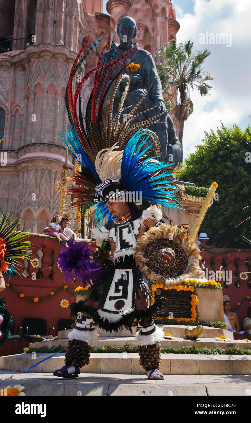 Tanzgruppen kommen aus allen Teilen Mexikos und repräsentieren ihre Region bei der jährlichen PARADE ZUM UNABHÄNGIGKEITSTAG im September - SAN MIGUEL DE ALLENDE, MEXI Stockfoto