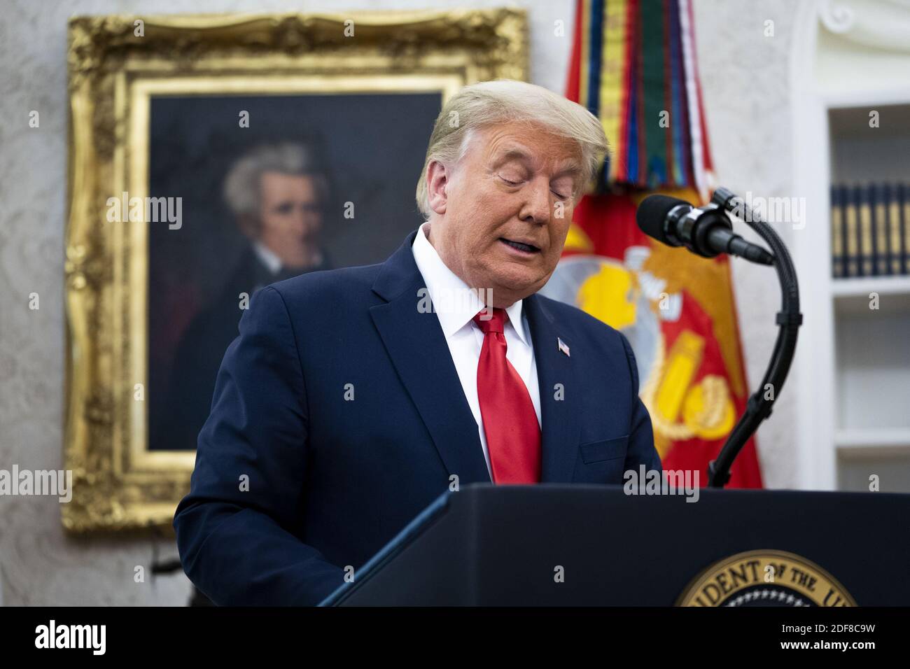 Washington, Usa. Dezember 2020. Präsident Donald Trump hält eine Rede, bevor er Lou Holtz am Donnerstag, den 3. Dezember 2020, im Oval Office im Weißen Haus in Washington, DC die Medaille der Freiheit übergibt. Holtz, der Hall of Fame College Football Trainer, hatte eine 34-jährige Coaching-Karriere, die den Gewinn der nationalen Meisterschaft 1988 mit der Universität von Notre Dame. Holtz trainierte sechs verschiedene Programme, um Spiele zu bowlen und vier verschiedene Teams, um Top-20-Finalrangliste. Pool Foto von Doug Mills/UPI Kredit: UPI/Alamy Live Nachrichten Stockfoto