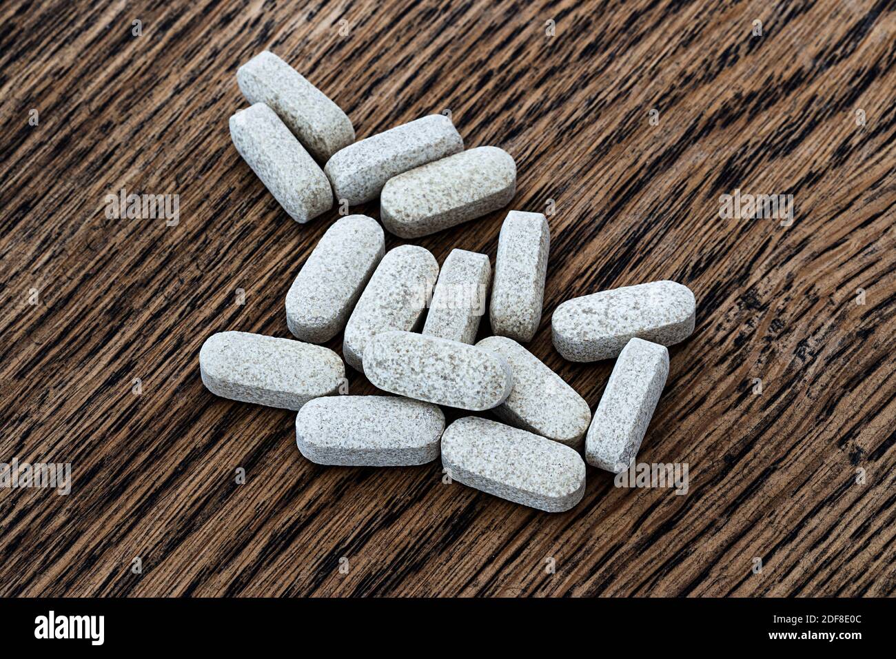 Nahaufnahme von Ester-c Tabletten auf einem hölzernen Hintergrund. Biologisch aktive Ergänzungen selektive Fokus Foto. Stockfoto