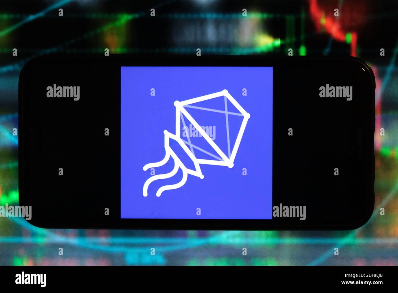 In dieser Abbildung wird ein Facebook-libra-Logo auf einem Smartphone mit Börsengrafiken im Hintergrund angezeigt. Stockfoto