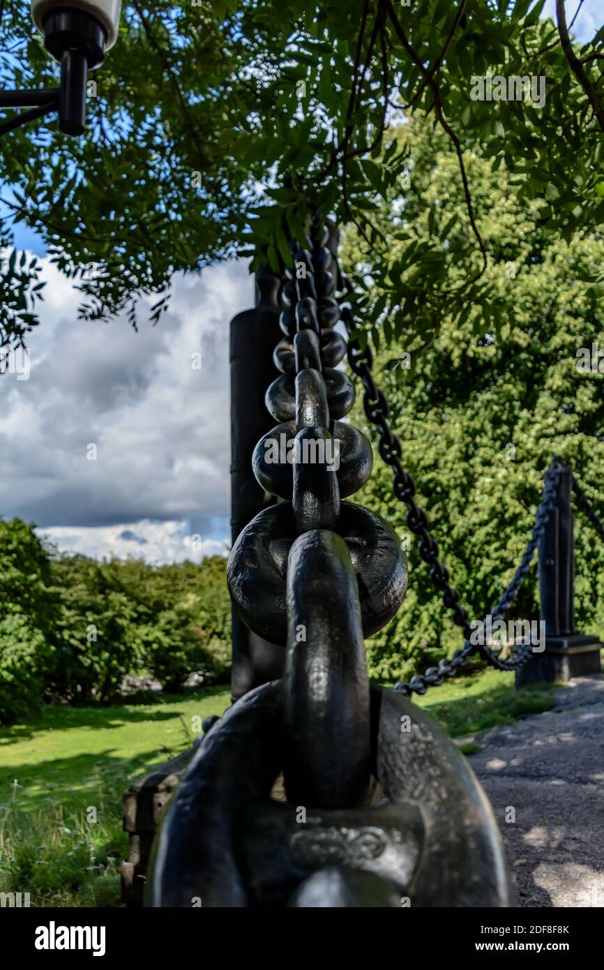 Fragment des Suomenlinna Kirchenzauns, der aus Kanonenfässern gebaut wurde Und Ankerketten Stockfoto