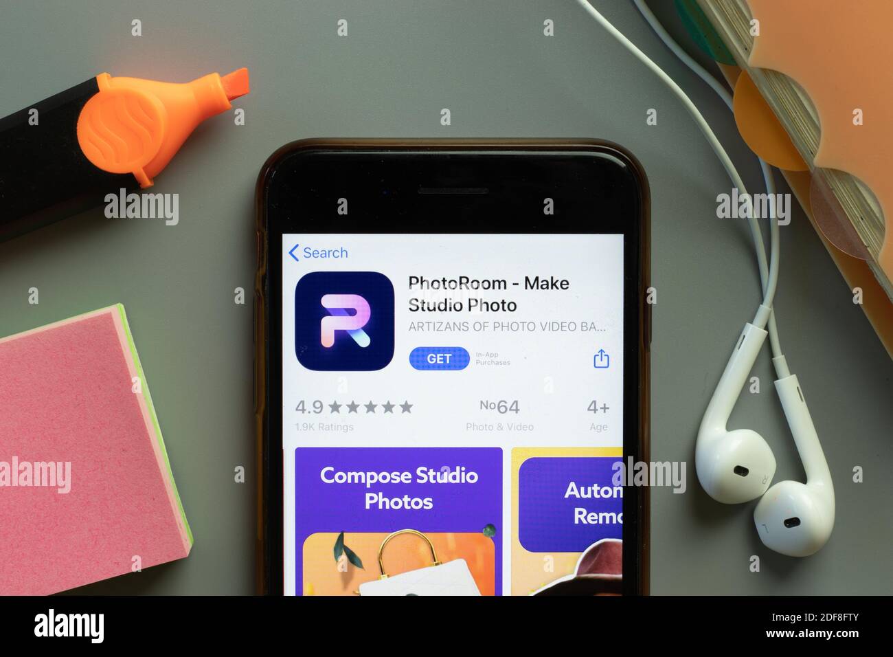 New York, USA - 1. Dezember 2020: PhotoRoom Mobile App Icon auf dem Telefonbildschirm Draufsicht, illustrative Editorial. Stockfoto