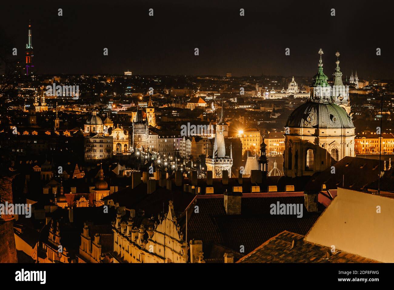 Nachtansicht der Altstadt mit historischen Gebäuden, Kirchen, Türmen in Prag, Tschechien republik.Prag Abendpanorama.erstaunliche europäische Stadtlandschaft.Nacht Stockfoto
