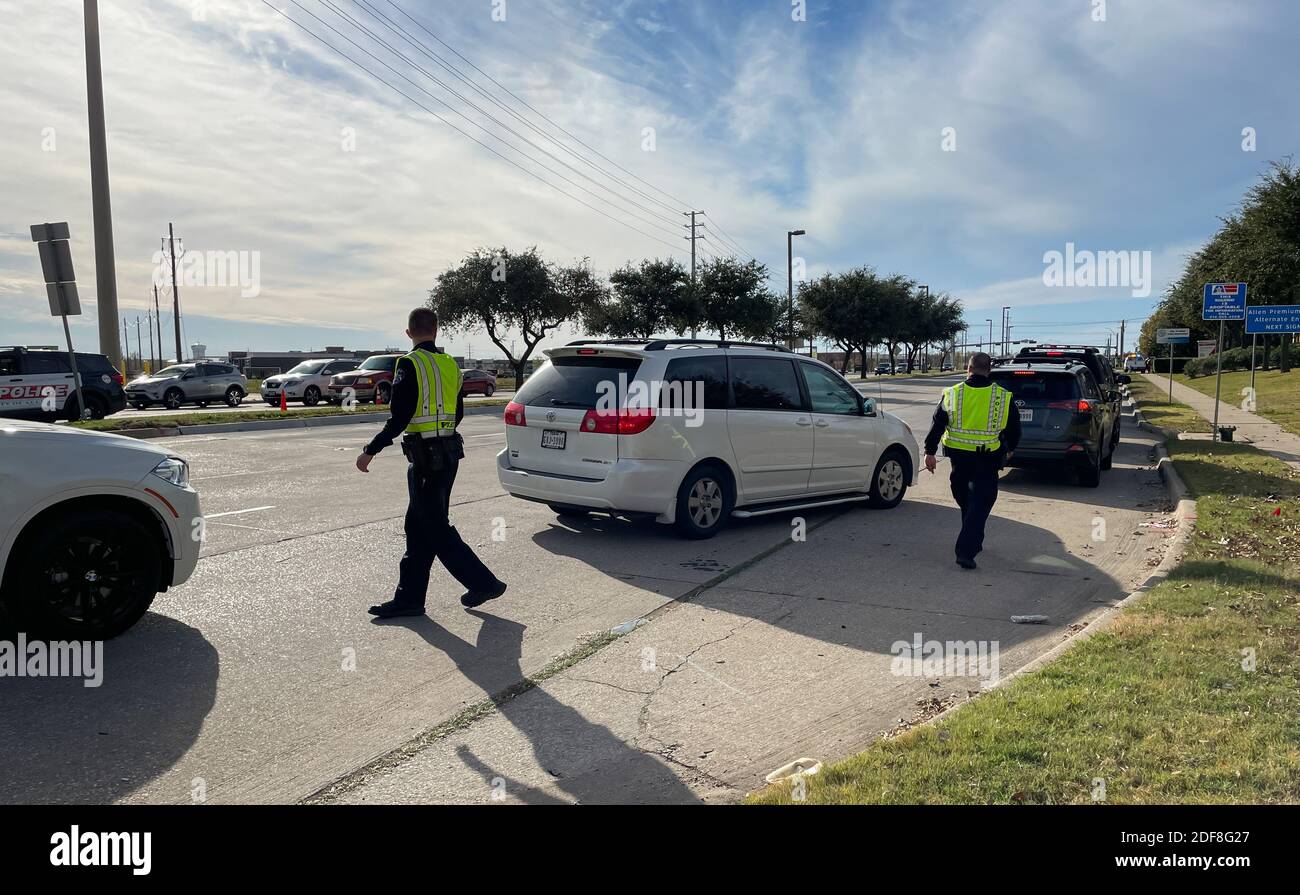 Allen, TX USA - 27. November 2020: Straßenansicht von Polizisten, die die Autos am Black Friday führen Stockfoto