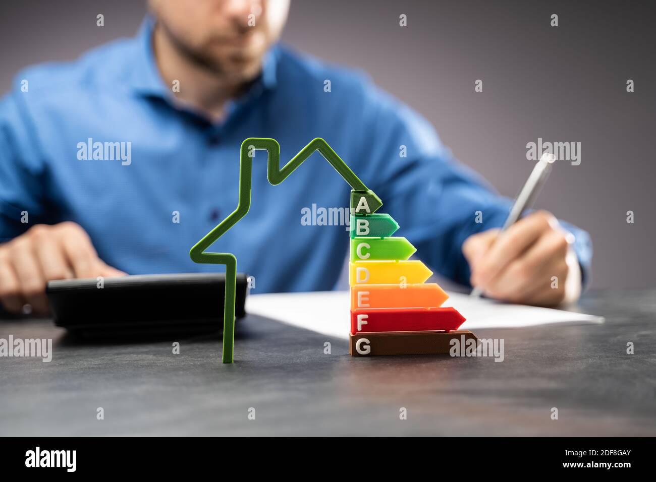 Bericht Über Energieeffiziente Immobilien. Bewertung Der Hausumgebung Stockfoto