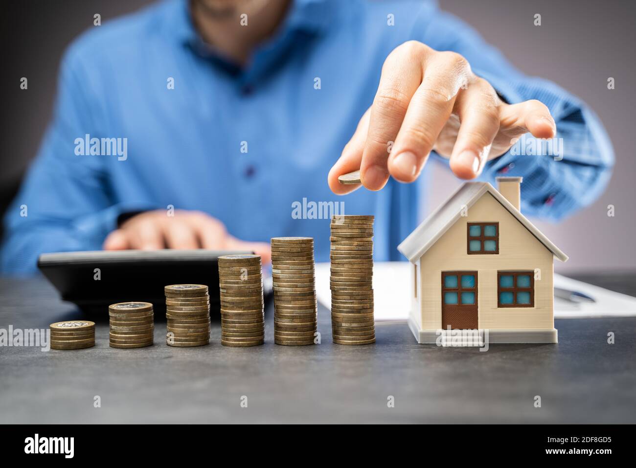 Immobilienpreis Und Haussteuer Cash Coins Stockfoto