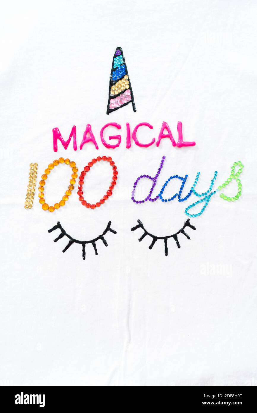 Die T-Shirts des Mädchens für 100 Tage Schulfeier dekorieren. Stockfoto