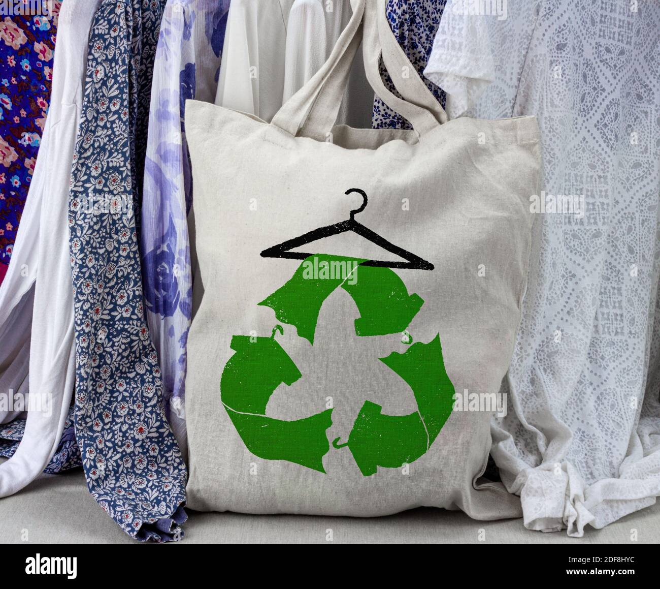 Recycling Kleidung Symbol auf wiederverwendbaren Stoffbeutel, wiederverwenden, tauschen, spenden, recyceln Kleidung für nachhaltige Mode und reduzieren Abfall Stockfoto