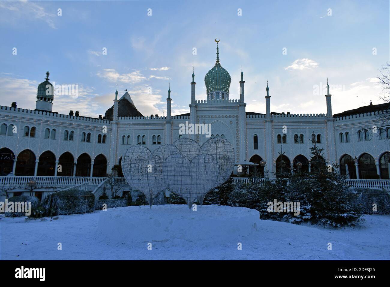 The Nimb Hotel and Restaurant in Tivoli Gardens, Kopenhagen, Dänemark. Weihnachtsbäume, Kunstschnee und große Herzformen schmücken die Vorderseite des Hotels Stockfoto