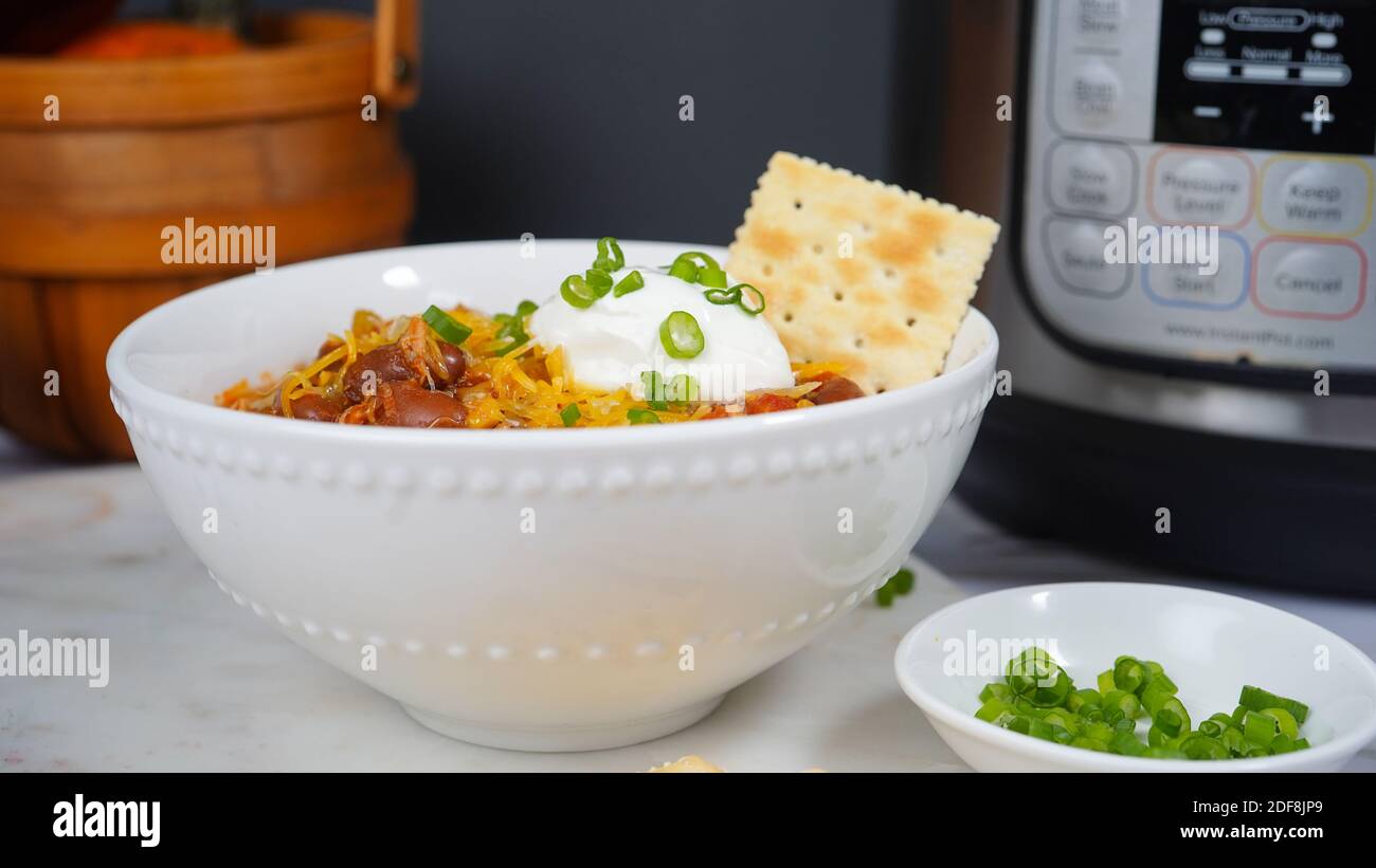 Putenchili mit übrig gebliebene Thanksgiving Dinner in Slow Cooker, selektiver Fokus Stockfoto