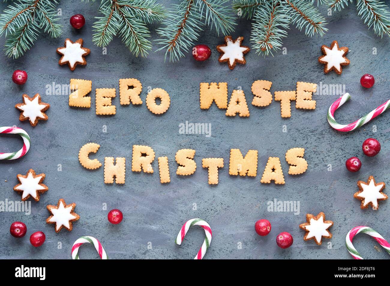 Text Zero Waste Weihnachten mit Cookies gemacht. Xmas Hintergrund, geringe Auswirkungen biologisch abbaubare Dekorationen. Stockfoto
