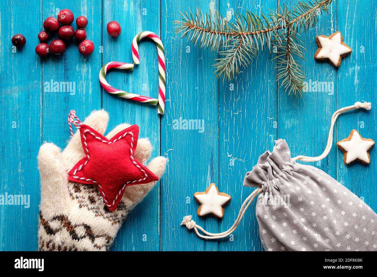 Zero Waste Weihnachten Hintergrund. Xmas flach legen mit Herz aus gestreifte Candy Canes auf türkisfarbenem Holz. Stockfoto